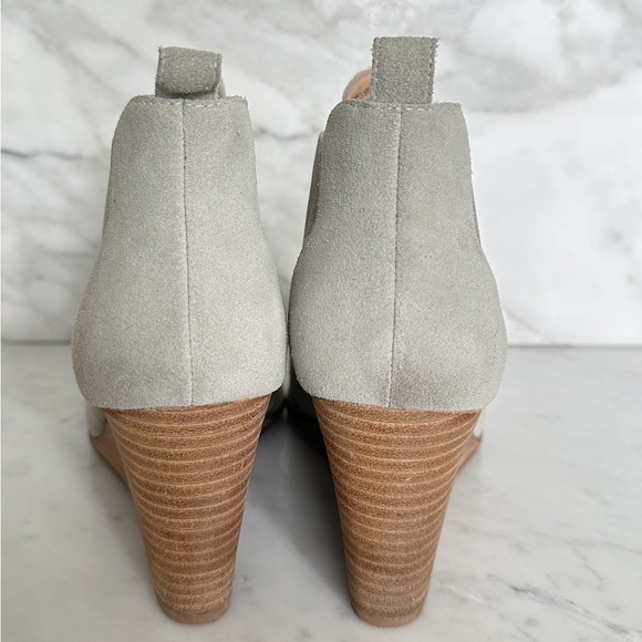 Lucky Gray Wedge Suede Boots Size 7 Like New - Picture 4 of 6